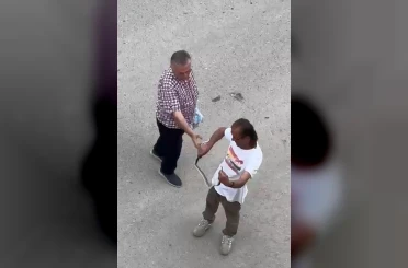 Paniğe sebep olan yılanı eliyle yakaladı 