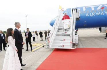 Papa 14. Leo, İspanya’da Kral Felipe ve Kraliçe Letizia tarafından resmi törenle karşılandı 