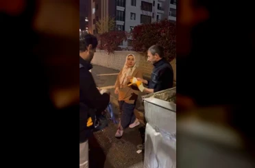 Para dolu çantayı yanlışlıkla çöpe attılar, çöp arabasını arayıp poşeti buldular 