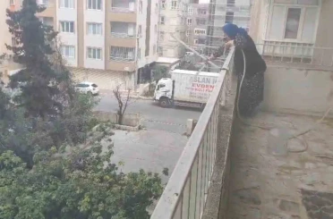 Park halinde alev alan aracı yaşlı kadın balkondan söndürmeye çalıştı 
