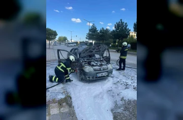 Park halindeki araç alev aldı 