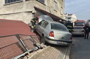 Park halindeki araca çarpan otomobil evin çatısına çıktı 