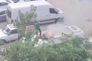 Park halindeki aracın tavanında çıkan yangına vatandaşlar müdahale etti 