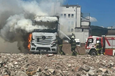 Park halindeki çekici alevlere teslim oldu 