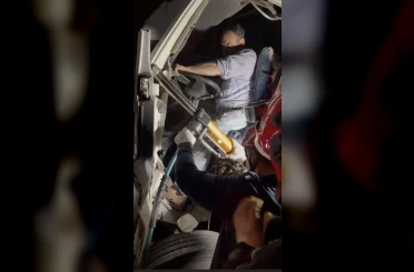 Park halindeki kamyona arkadan çarpan çekicinin sürücüsü yaralandı 