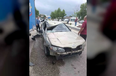 Park halindeki kamyonete çarptı, 2 çocuk yaralandı 