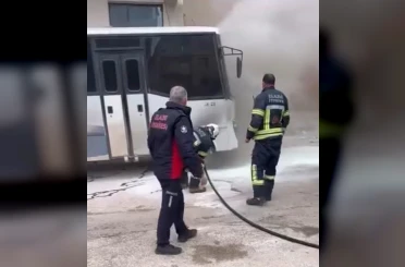 Park halindeki midibüs alev aldı 