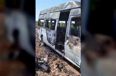Park halindeki minibüs alev aldı 