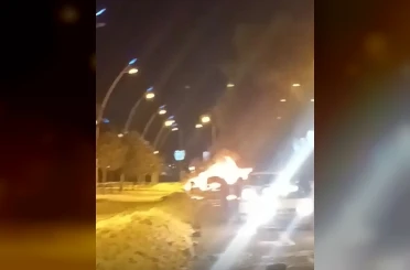 Park halindeki otomobil alev topuna döndü 