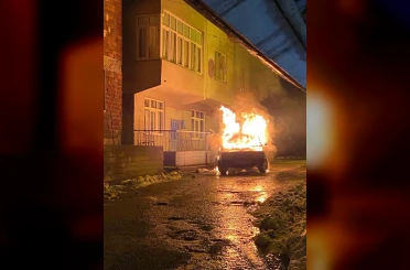 Park halindeki otomobil alevlere teslim oldu 