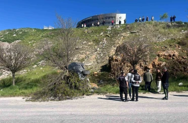 Park halindeki otomobil hareket ederek uçuruma yuvarlandı 