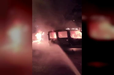 Park halindeki otomobil yandı, alevler önündeki araca sıçradı 