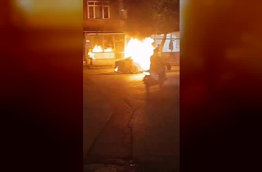 Park halindeki otomobil yandı, sahibi tarafından yakıldığı öne sürüldü 