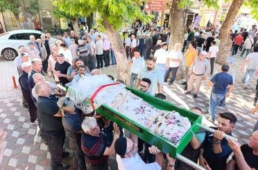 Park halindeki otomobilde ölü bulunan genç kız toprağa verildi 