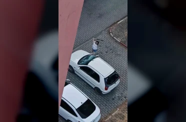 Park halindeki otomobilin camlarını kıran kadın kamerada 