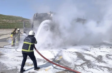 Park halindeki tır alevlere teslim oldu 