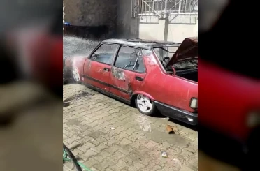 Park halindeki Tofaş marka otomobil yanarak kullanılamaz hale geldi 