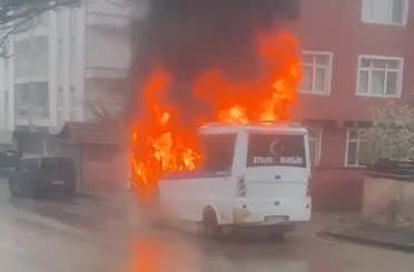 Park halindeki yolcu minibüsü alev topuna döndü 