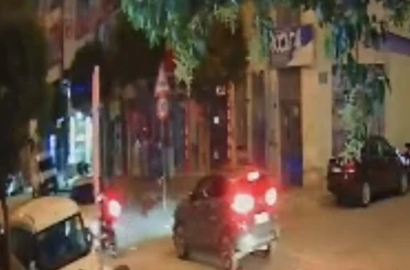 Park yerinden çıkan otomobile çarpan motosikletli yaralandı 