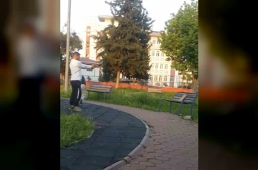 Parkta çocuğa oyuncak silahla atış talimi yaptırdı 