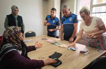 Parkta dilenen yaşlı kadının üzerinden deste deste para çıktı 