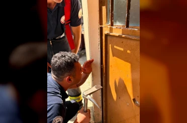Parmağı kapıya sıkışan çocuğun imdadına itfaiye yetişti 