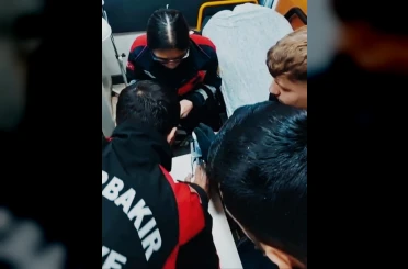 Parmağı zımbaya sıkışan genç için itfaiye ekipleri harekete geçti 