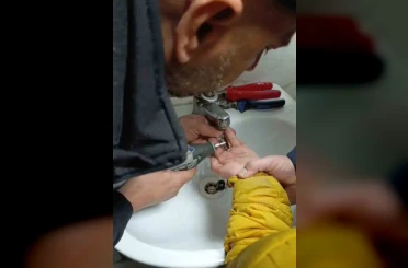 Parmağını metal paraya sıkıştırdı, itfaiye ekiplerince kurtarıldı 