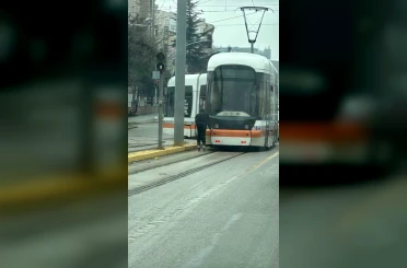 Patenli çocuk tramvayın arkasına tutunarak canını hiçe saydı 