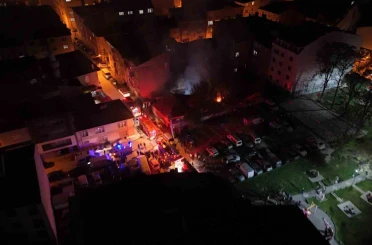 Patlama sesleri gelen gecekondu bahçesinde çıkan yangın yan binaya sıçradı 