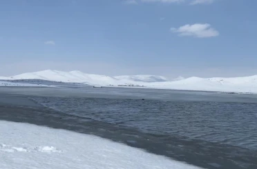 Patnos Barajı, karla örtülü dağlar ve mavi rengiyle büyüledi 