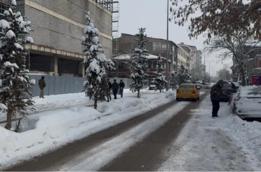 Patnos’ta kar yağışı yeniden etkisini gösterdi 