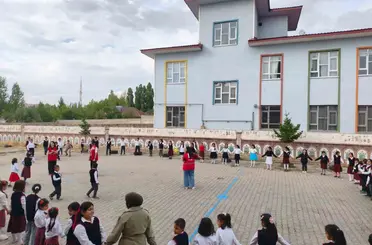 Patnos’ta Kızılay gönüllüleri öğrencilerle bir araya geldi
