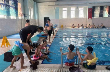 Patnos’ta "Yüzme Bilmeyen Kalmasın" Projesiyle çocuklar yüzme öğreniyor 