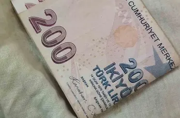 Pazar tezgâhında unuttuğu paraya esnafın dikkati sayesinde kavuştu
