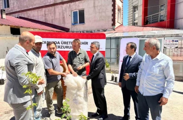 Pazaryolu’nda üreticilere bin meyve fidanı ve 11 sera naylonu desteği 