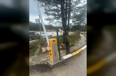 Pelitözü Gölpark girişindeki turnikelere kamyon çarptı 