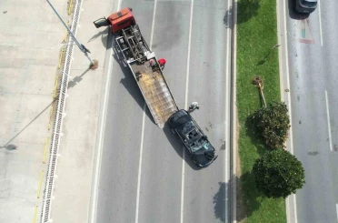 Pendik Sahil Yolu’nda kaza: Lüks otomobil takla atarak devrildi 