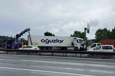 Pendik TEM otoyolunda tır bariyerlere çarptı 
