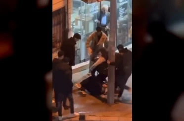 Pendik’te darp anları kameraya yansıdı: 4 saldırgan 1 kişiyi hedef aldı 
