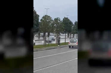 Pendik’te fırtına nedeniyle deniz suyu sahil yoluna vurdu 