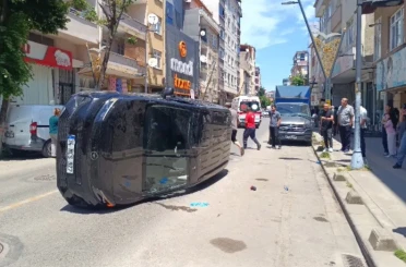 Pendik’te takla atan otomobil park halindeki araca çarptı: 1 yaralı 