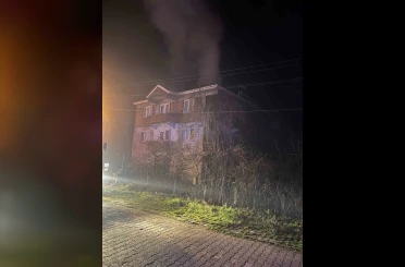 Perşembe’de çatı alevlere teslim oldu 