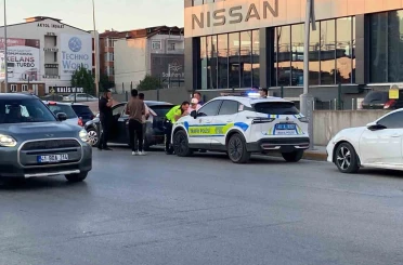 Peş peşe kazaya karışıp mağdurları darbetti 
