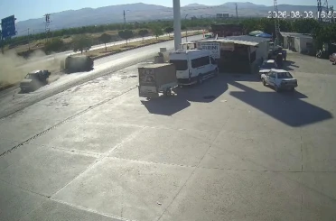 Pikap ile çarpışan otomobil devrildi, 3 kişi yaralandı: Kaza anı kamerada 