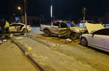 Pikap ile otomobilin çarpıştığı kazada ortalık savaş alanına döndü: 6 yaralı 