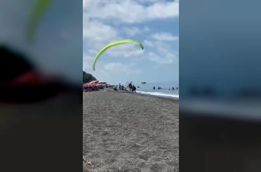 Plajda kontrolden çıkan motorlu paraşüt kalabalığa daldı: 3 yaralı 