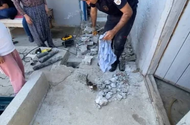 Plastik boruya sıkışan yavru kedi itfaiye ekiplerince kurtarıldı 
