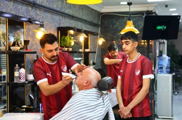 Play-off yolunda örnek hareket: Dükkanı bordo-beyaza boyadı, müşterilere forma dağıttı 