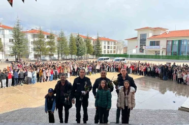 Polis abilerini çoşku ve sevinçle karşıladılar 